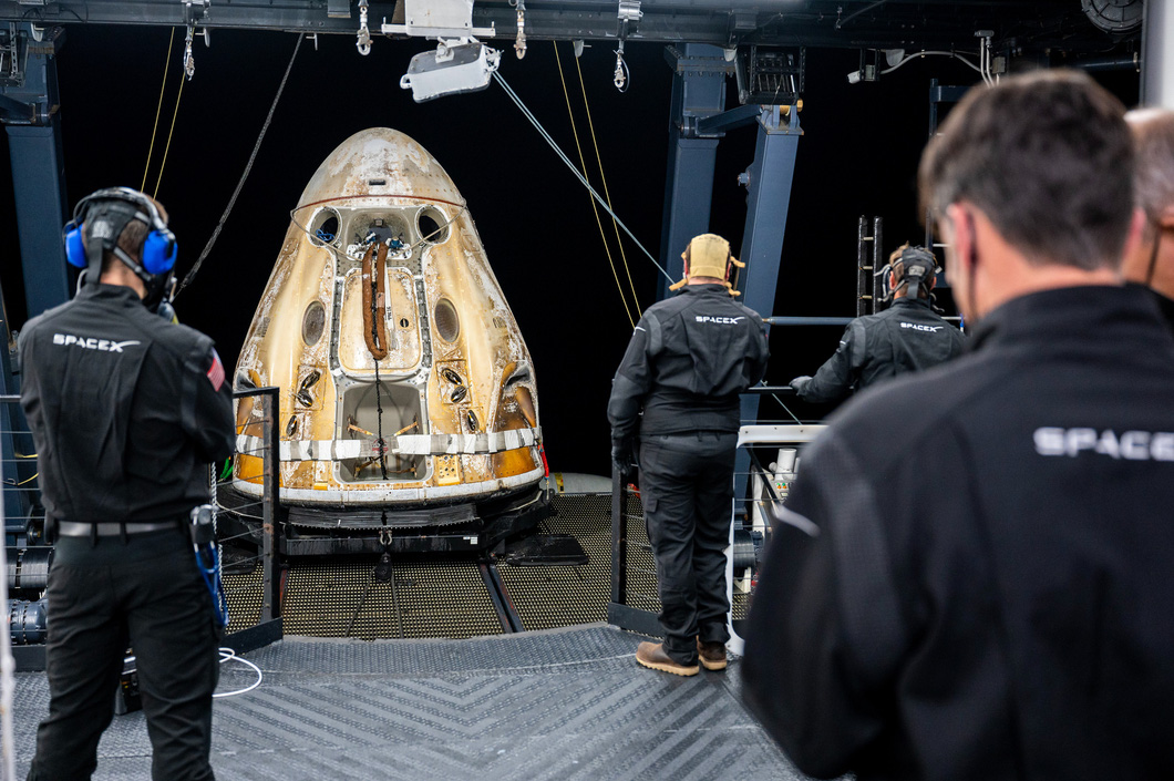Tàu vũ trụ của tỉ phú Elon Musk đưa phi hành gia Mỹ, Nga về Trái đất an toàn - Ảnh 6.