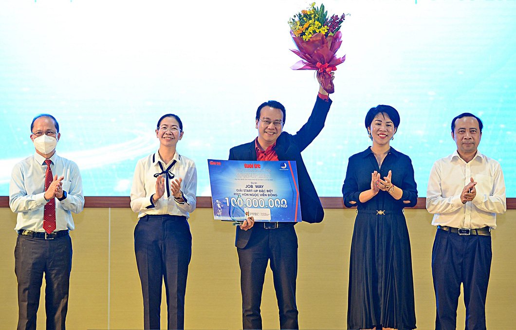 Giải đặc biệt của giải thưởng năm 2022 (100 triệu đồng) được trao cho start-up Jobway của tiến sĩ tâm lý Đào Lê Hòa An (đồng sáng lập) - Ảnh: QUANG ĐỊNH