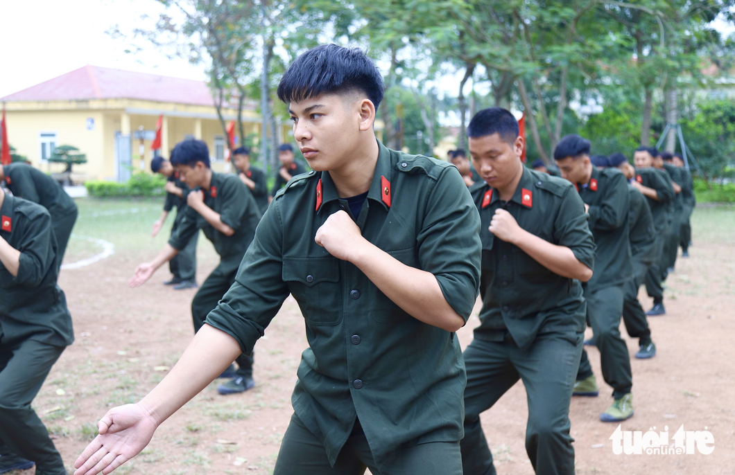 Các tân binh huấn luyện bài võ thuật Công an nhân dân - Ảnh: DANH TRỌNG