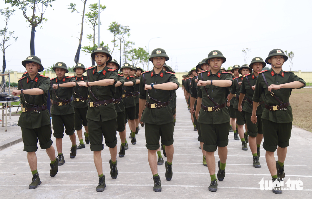 Các chiến sĩ trong một buổi huấn luyện điều lệnh - Ảnh: DANH TRỌNG