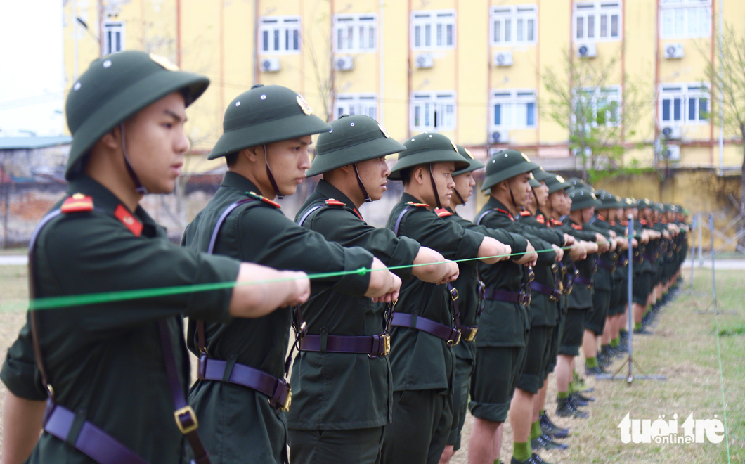 Tân binh học ke chân, tay bằng dây để có động tác đều, đẹp - Ảnh: DANH TRỌNG