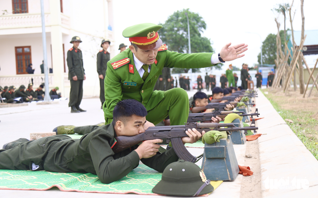 Ngoài ra tân binh còn học bắn súng tiểu liên AK - Ảnh: DANH TRỌNG