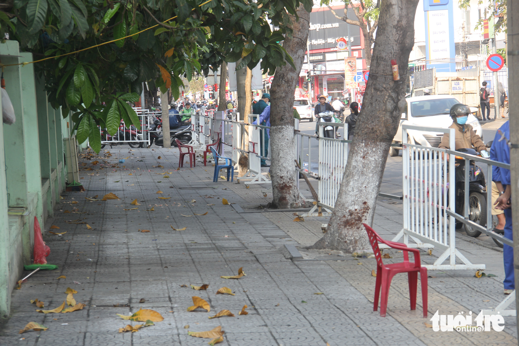 Ra quân lấy lại vỉa hè quanh Bệnh viện Đà Nẵng sau phản ánh - Ảnh 2.