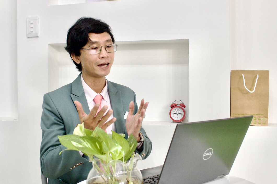 Từ người quản lý cấp cao tại các nhà hàng, khách sạn 5 sao, anh Nguyễn Tiến Tuyến hiện khởi nghiệp với công việc giảng dạy các khoá học về mảng F&B - Ảnh: SƠN TRANG