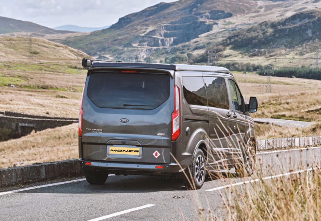 Cách biến Ford Transit thành nhà di động với không gian như phòng nghỉ mini - Ảnh 17. Cách biến Ford Transit thành nhà di động với không gian như phòng nghỉ mini - Ảnh 17.