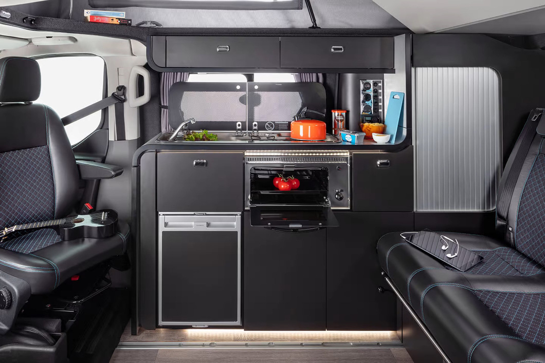 Cách biến Ford Transit thành nhà di động với không gian như phòng nghỉ mini - Ảnh 6.