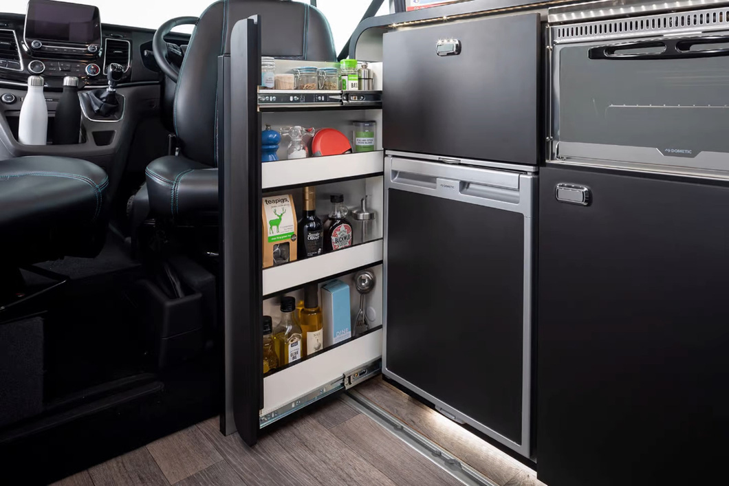 Cách biến Ford Transit thành nhà di động với không gian như phòng nghỉ mini - Ảnh 9.