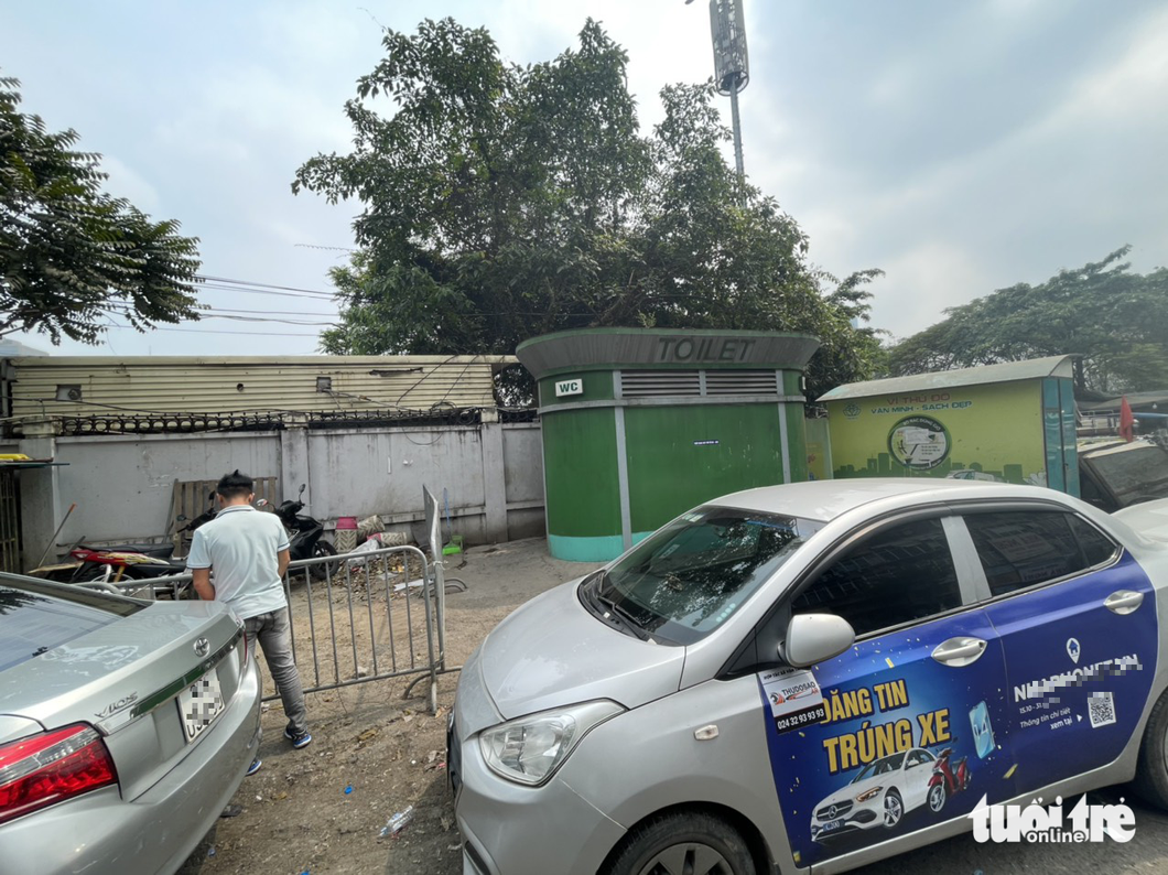 Nhiều nhà vệ sinh công cộng hôi thối, người Hà Nội thấy sợ - Ảnh 1. Nhiều nhà vệ sinh công cộng hôi thối, người Hà Nội thấy sợ - Ảnh 1.