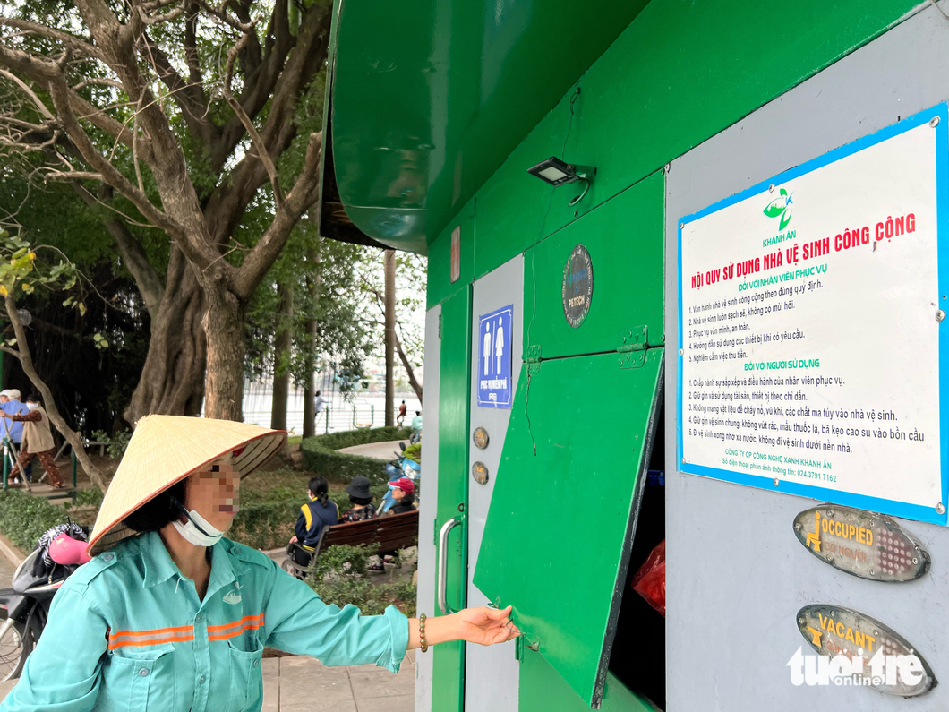 Nhiều nhà vệ sinh công cộng hôi thối, người Hà Nội thấy sợ - Ảnh 5. Nhiều nhà vệ sinh công cộng hôi thối, người Hà Nội thấy sợ - Ảnh 5.