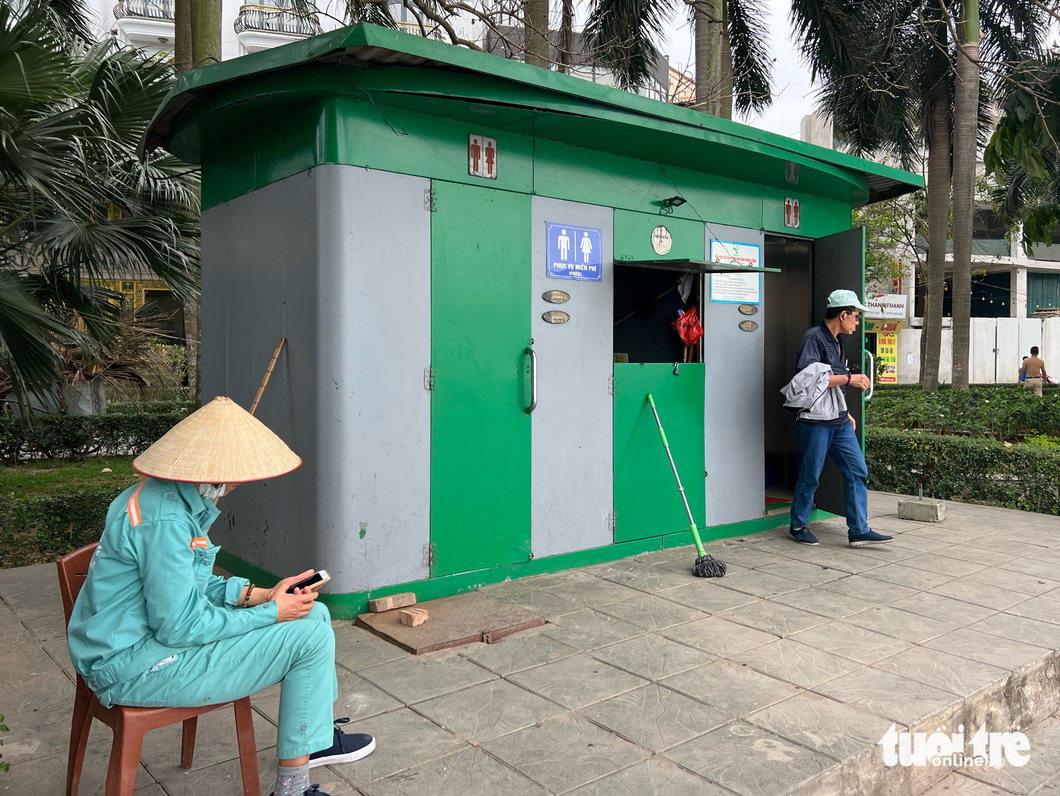 Nhiều nhà vệ sinh công cộng hôi thối, người Hà Nội thấy sợ - Ảnh 4. Nhiều nhà vệ sinh công cộng hôi thối, người Hà Nội thấy sợ - Ảnh 4.