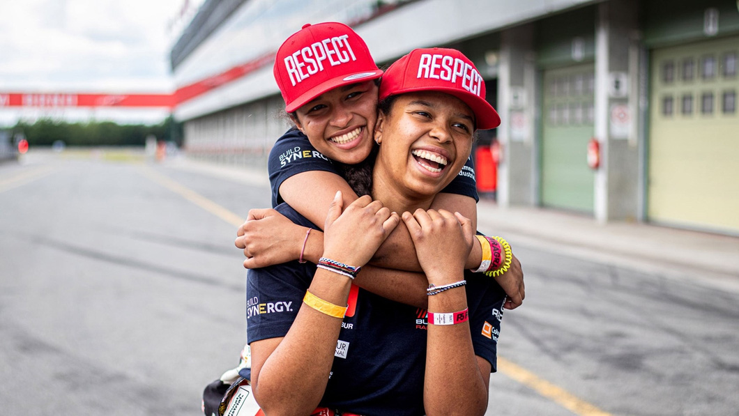 Cặp sinh đôi làm nên lịch sử Dakar: 18 tuổi đã vào giải đua xe khắc nghiệt nhất hành tinh - Ảnh 3.