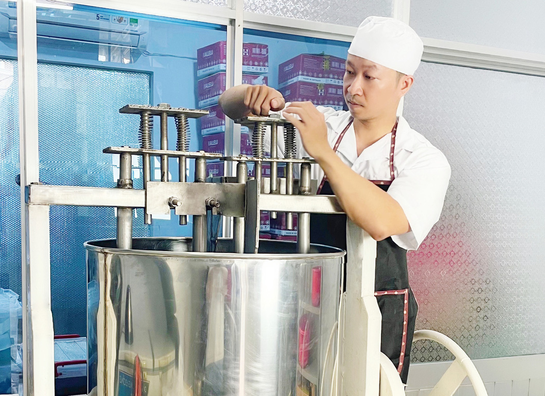 Anh Nguyễn Hồng Huy tìm cách chế tạo nhiều loại máy để giảm chi phí - Ảnh do nhân vật cung cấp