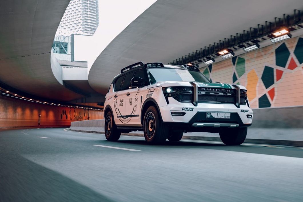 Siêu xe truy quét tội phạm của cảnh sát Dubai: Camera kính viễn vọng, máy bay không người lái - Ảnh 12. Siêu xe truy quét tội phạm của cảnh sát Dubai: Camera kính viễn vọng, máy bay không người lái - Ảnh 12.