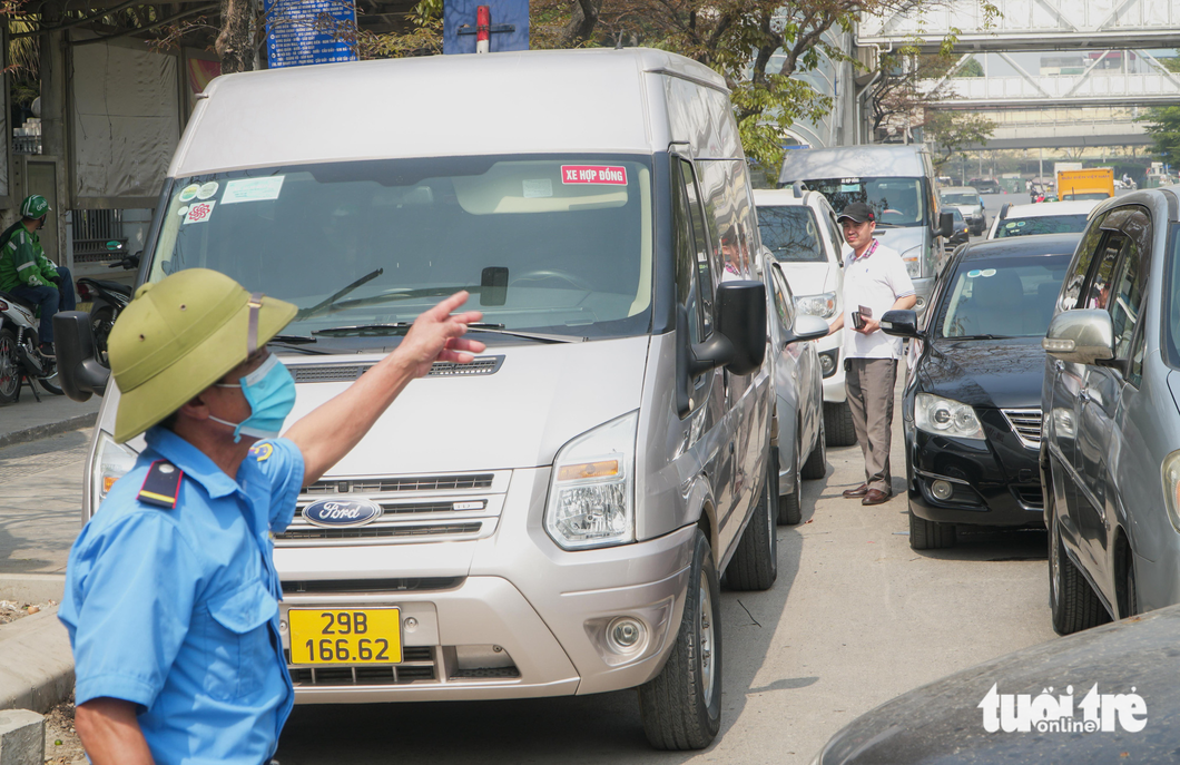 Miễn đăng kiểm xe mới: Chủ xe vẫn phải xếp hàng từ sáng đến trưa lấy phiếu hẹn - Ảnh 2.