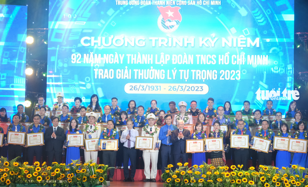 Trao giải thưởng Lý Tự Trọng cho 100 cán bộ Đoàn toàn quốc - Ảnh 3.