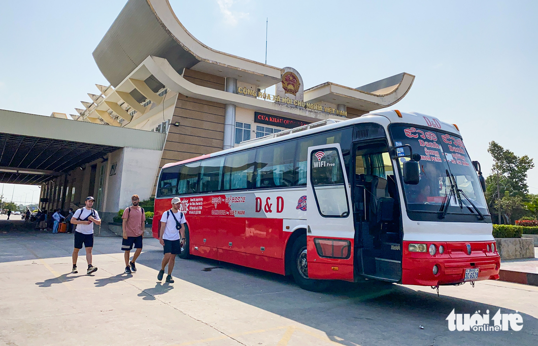 Thay đổi để thu hút khách Campuchia - Ảnh 1. Lượng khách qua cửa khẩu quốc tế Mộc Bài (tỉnh Tây Ninh) có chiều hướng tăng hơn thời gian trước - Ảnh: CHÂU TUẤN
