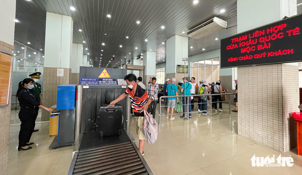 Thay đổi để thu hút khách Campuchia - Ảnh 2. Du khách làm thủ tục tại cửa khẩu quốc tế Mộc Bài (tỉnh Tây Ninh) - Ảnh: CHÂU TUẤN