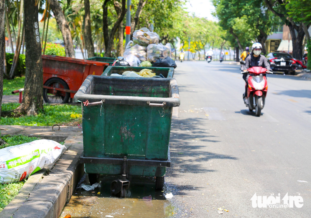 Nước thải từ các xe thu rác chảy ra đường vô cùng nhếch nhác - Ảnh: PHƯƠNG QUYÊN