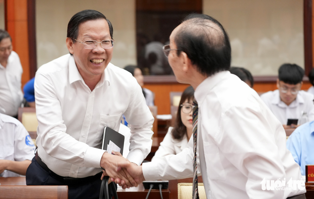 Chủ tịch UBND TP.HCM bắt tay đại biểu tham dự chương trình đối thoại với sinh viên tiêu biểu TP ngày 23-3-2023 - Ảnh: HỮU HẠNH Chủ tịch UBND TP.HCM bắt tay đại biểu tham dự chương trình - Ảnh: HỮU HẠNH