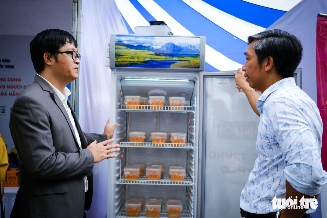 Tiến sĩ Nguyễn Thành Trung  giới thiệu mô hình tủ nuôi đông trùng hạ thảo do công ty sáng chế - Ảnh: TẤN LỰC