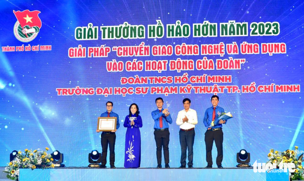 Đoàn trường Đại học Sư phạm TP.HCM nhận giải thưởng Hồ Hảo Hớn - Ảnh: T.T.D.