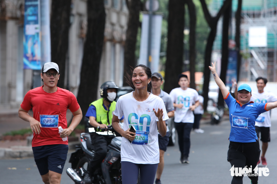 Hoa hậu H'Hen Niê cùng tham gia giải chạy bộ Bước chân xanh - Ảnh: THÀNH ĐOÀN