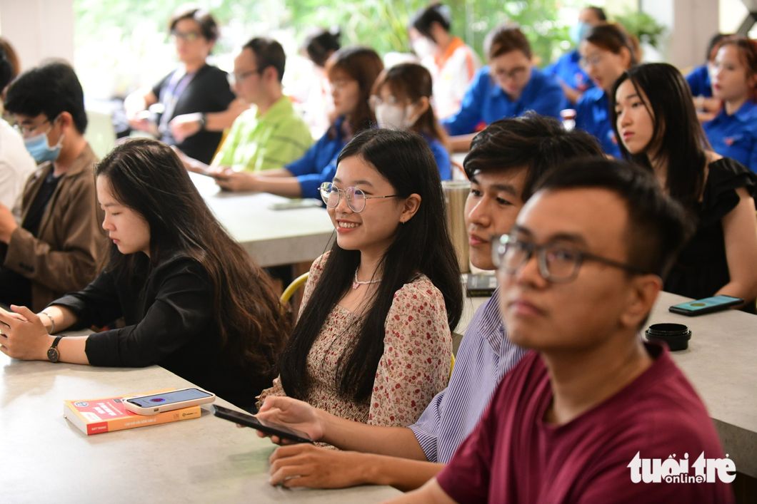 Gần 200 bạn trẻ chăm chú theo doi xuyên suốt chương trình, các bạn đã "làm nóng" hội trường với rất nhiều câu hỏi được đặt ra - Ảnh: QUANG ĐỊNH