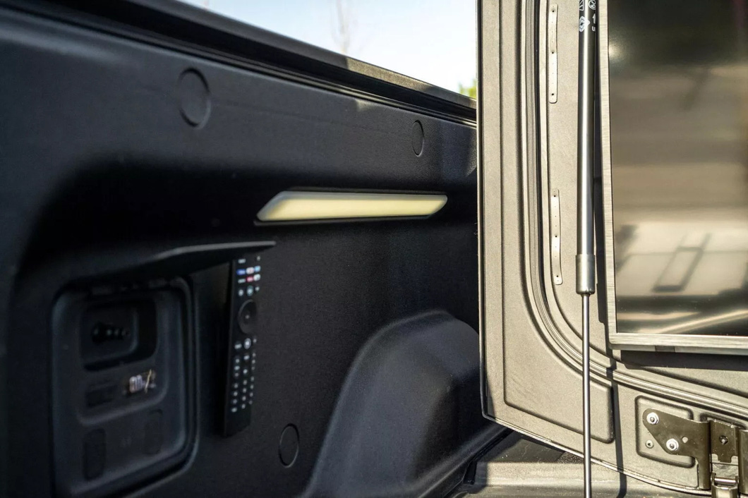 Ngoài ra, thùng xe Rivian R1T còn được trang bị nắp che chỉnh điện, hai ngăn chứa đồ nhỏ có khóa tại hai bên thành bồn và một khoang chứa đồ cực rộng có tên Gear Tunnel nằm giữa bồn và cabin trước. Các tiện nghi bổ sung khác hệ thống treo khí nén, dàn âm thanh Meridian, hệ thống sưởi cho ghế trước và vô lăng