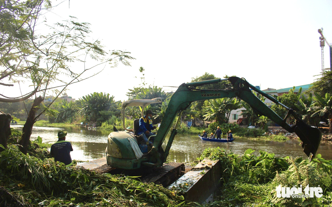 Nạo vét bùn thải, lục bình trên rạch Lăng (quận Gò Vấp) - Ảnh: LƯU DUYÊN