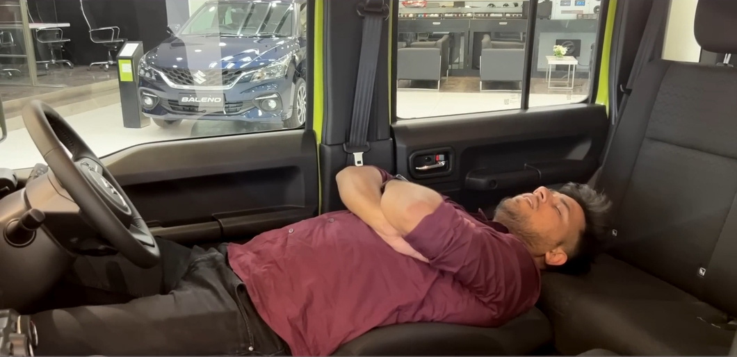 YouTuber bày cách ngủ trên Suzuki Jimny sắp bán ở Việt Nam - Ảnh 11.