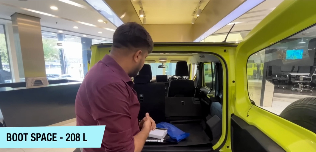 YouTuber bày cách ngủ trên Suzuki Jimny sắp bán ở Việt Nam - Ảnh 4.