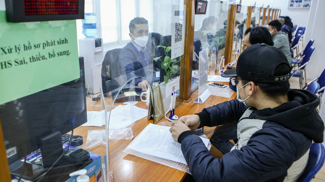 Người lao động làm thủ tục hưởng các chế độ của bảo hiểm thất nghiệp tại Trung tâm dịch vụ việc làm Hà Nội - Ảnh: HÀ QUÂN