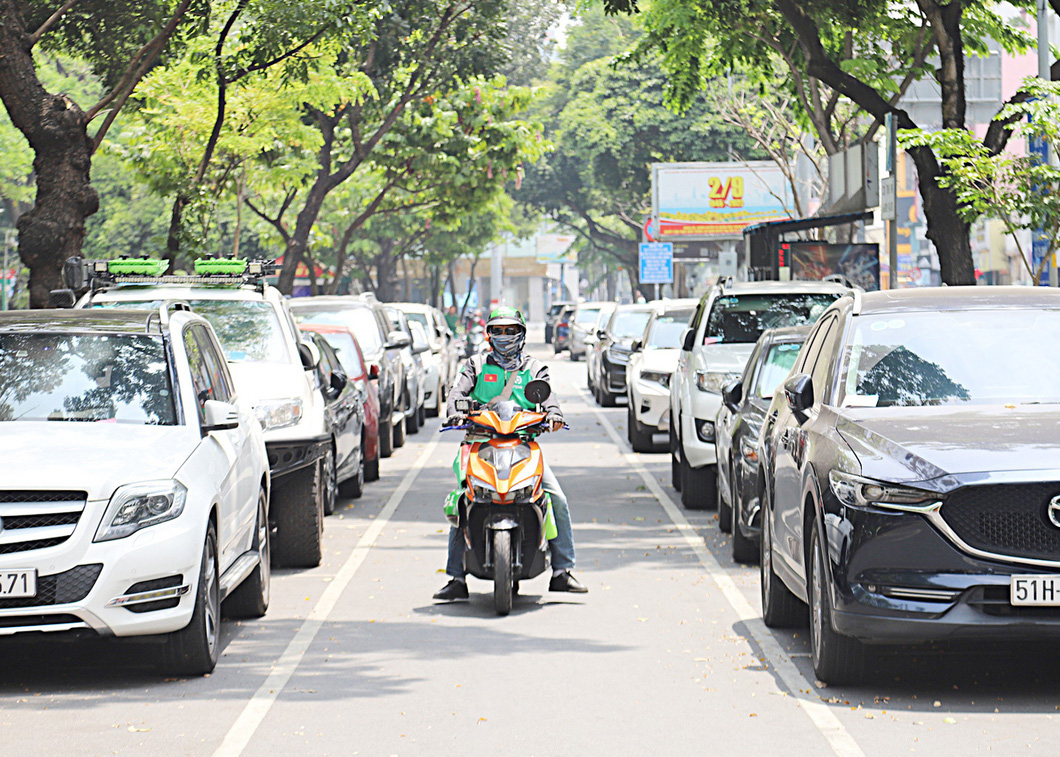 Bãi giữ ô tô có thu phí theo khung giờ ở phía trước công viên Lê Văn Tám trên đường Hai Bà Trưng, quận 3, TP.HCM - Ảnh: NGUYÊN KHANG