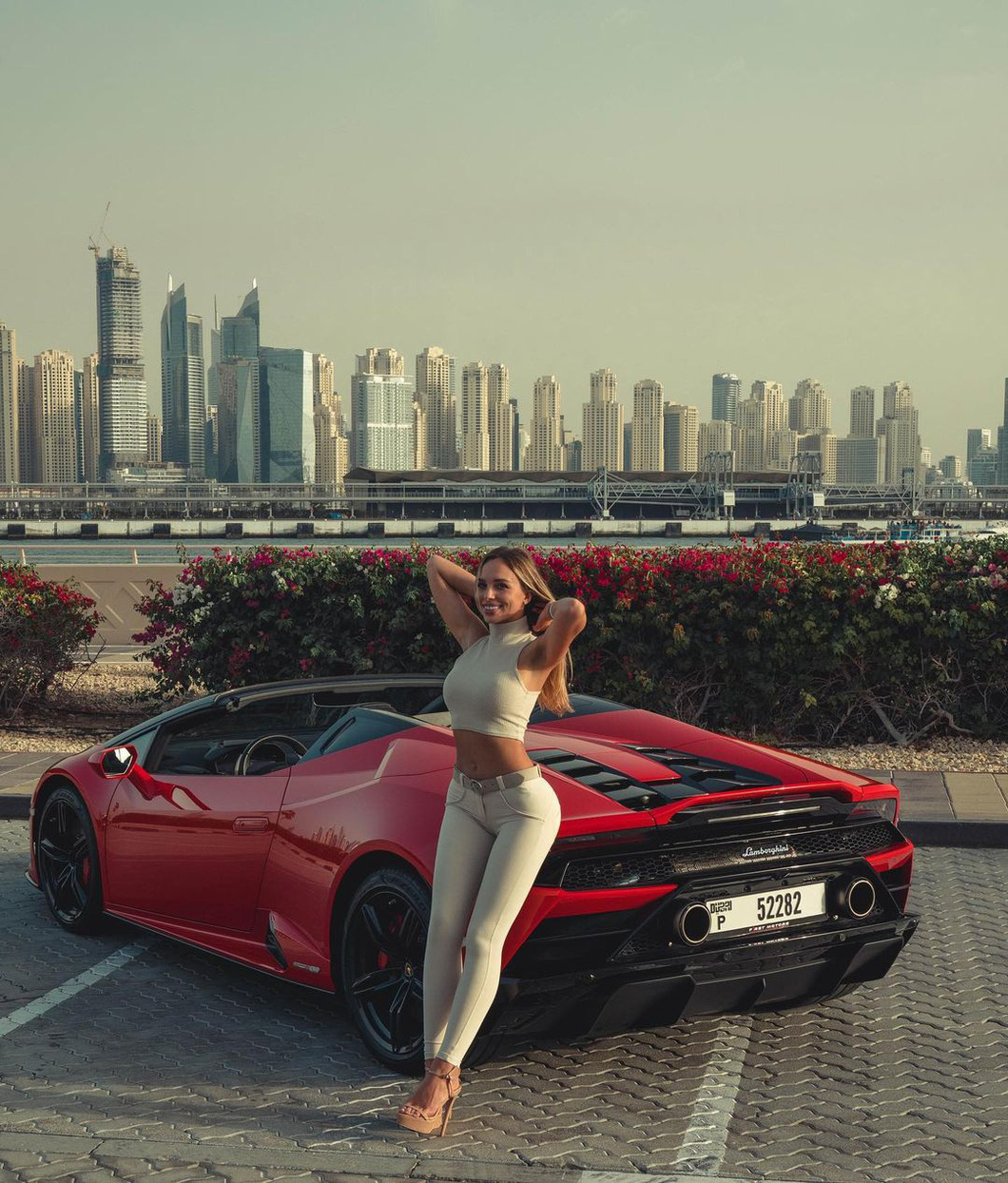 Người mẫu nổi tiếng kéo siêu xe Lamborghini đi dạo như dắt cún, cư dân mạng xuýt xoa - Ảnh 3.