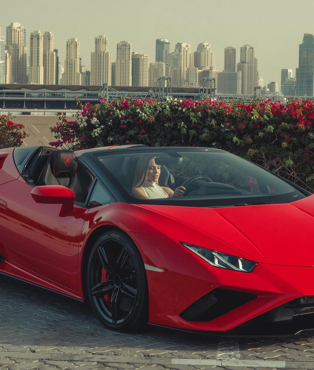Người mẫu nổi tiếng kéo siêu xe Lamborghini đi dạo như dắt cún, cư dân mạng xuýt xoa - Ảnh 4.
