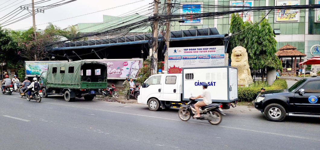 Nhiều xe thùng, xe tải của lực lượng chức năng đậu chờ sẵn gần khu vực khám xét - Ảnh: BÁ SƠN