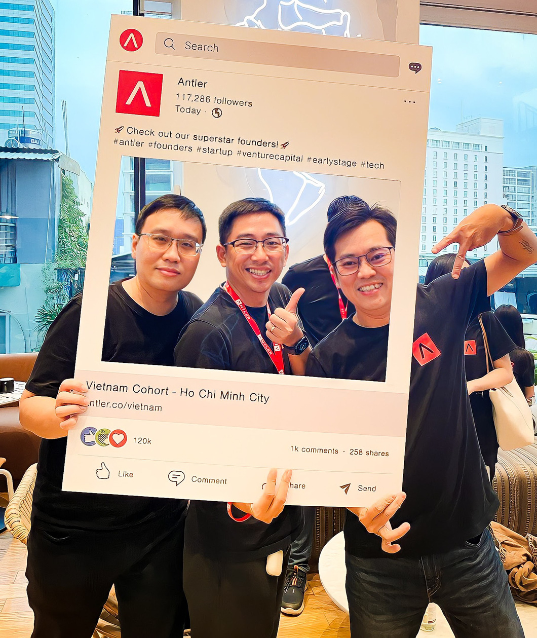 Ba nhà sáng lập Alternō, từ trái sang: Nguyễn Quốc Nam, Hải Hồ và Kent Nguyễn tại khóa ươm tạo start-up của Antler năm 2022 - Ảnh: NVCC