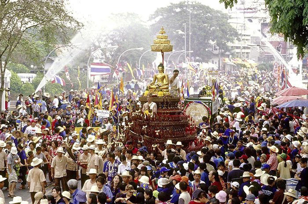 Người dân tỉnh Chiangmai, phía bắc Thái Lan tham gia đoàn rước và tưới nước lên tượng Phật của chùa Phra Singh Woramahaviharn, một trong những bức tượng Phật linh thiêng nhất khu vực tỉnh này - Ảnh: THAIRATH