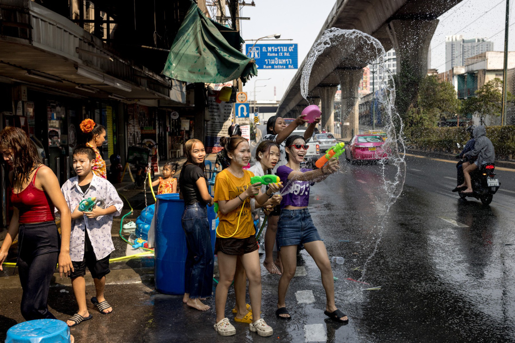 Dù chính phủ Thái Lan đã khuyến cáo người dân không nên tạt nước ngoài đường phố để tránh tai nạn giao thông nhưng nhiều người dân vẫn không thể cưỡng lại sự hào hứng trong ngày Tết "té nước" - Ảnh: AFP