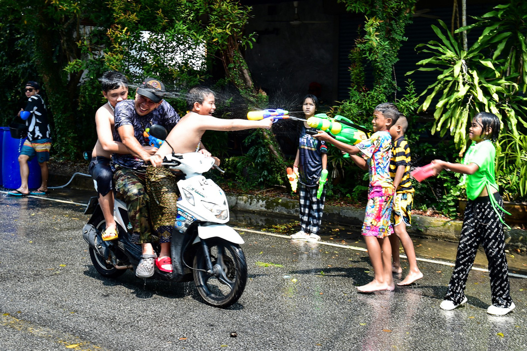 Cũng như Tết Nguyên đán của Việt Nam, trong những ngày tết người lớn vui một thì bọn trẻ con vui đến mười vì vừa được nghỉ học lại được vui chơi thỏa thích - Ảnh: AFP