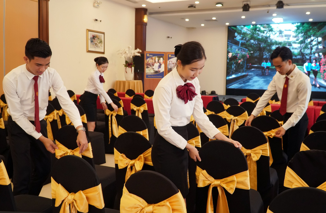 Học viên ngành quản trị nhà hàng và dịch vụ ăn uống Trường Saigontourist trong giờ thực hành - Ảnh: NGUYỄN KHOA