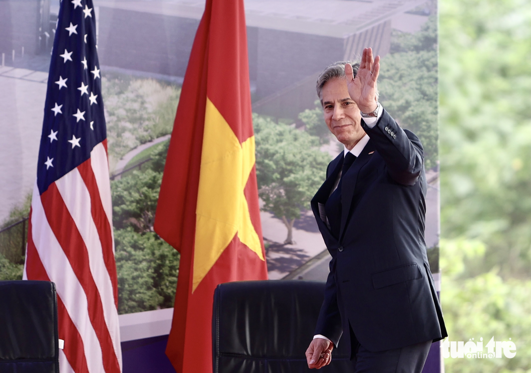 Ngoại trưởng Mỹ Blinken vẫy tay chào những người đang chờ đón ông tại lễ khởi công Đại sứ quán Mỹ mới ở Cầu Giấy - Ảnh: NGUYỄN KHÁNH