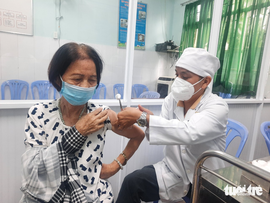 Người dân tiêm vắc xin phòng COVID-19 tại trạm y tế - Ảnh: THU HIẾN