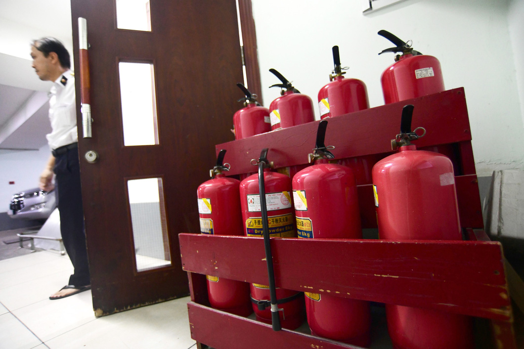 Hàng loạt cơ sở dịch vụ có nguy cơ đóng cửa nếu áp theo quy định mới về phòng cháy chữa cháy, trong đó có những yêu cầu không thể đáp ứng được. Trong ảnh là dụng cụ chữa cháy tại một cao ốc văn phòng ở TP.HCM - Ảnh: Q.ĐỊNH