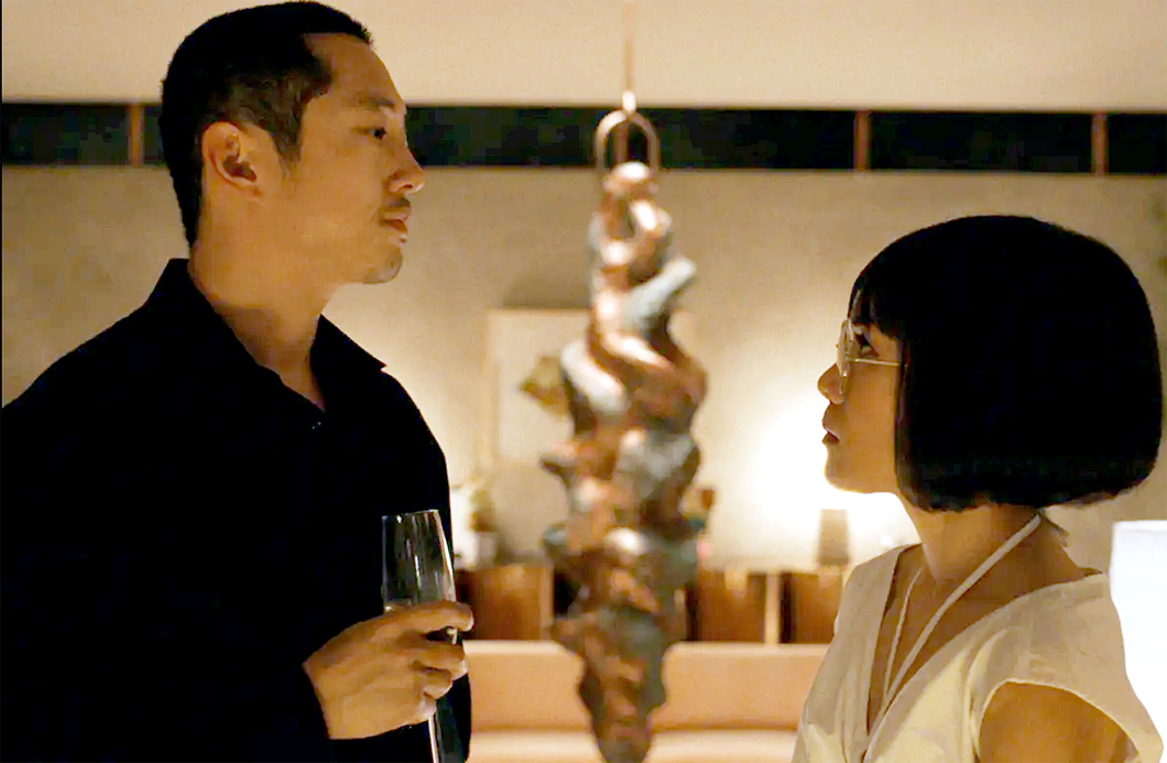 Danny Cho (Steven Yeun) và Amy Lau (Ali Wong) trong phim Beef - Ảnh: A24