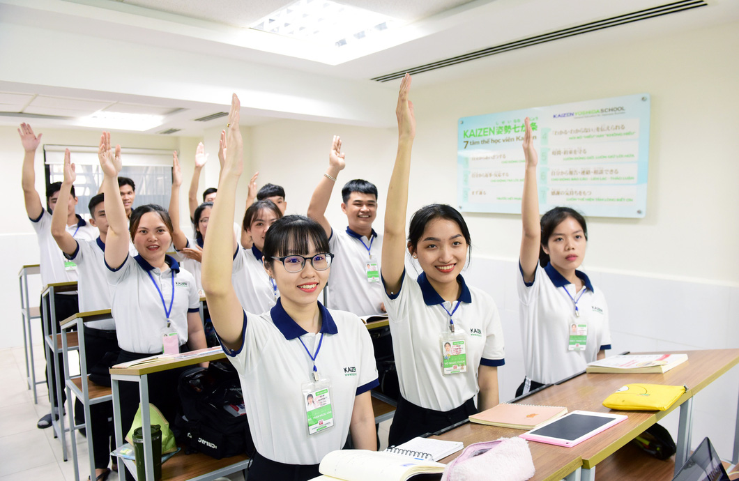 Các học viên của Công ty Esuhai (quận Tân Bình, TP.HCM) trong các khóa đào tạo trước khi xuất cảnh - Ảnh: DUYÊN PHAN