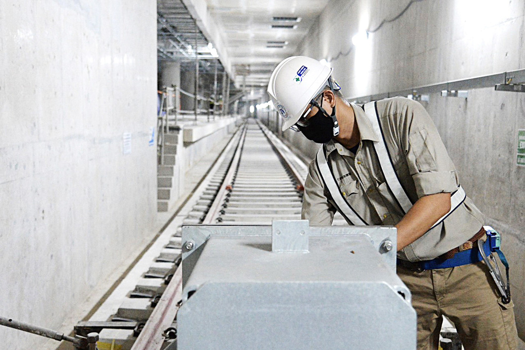 Công nhân thi công tuyến metro số 1 công trình đầu tư công chậm giải ngân - Ảnh: TỰ TRUNG