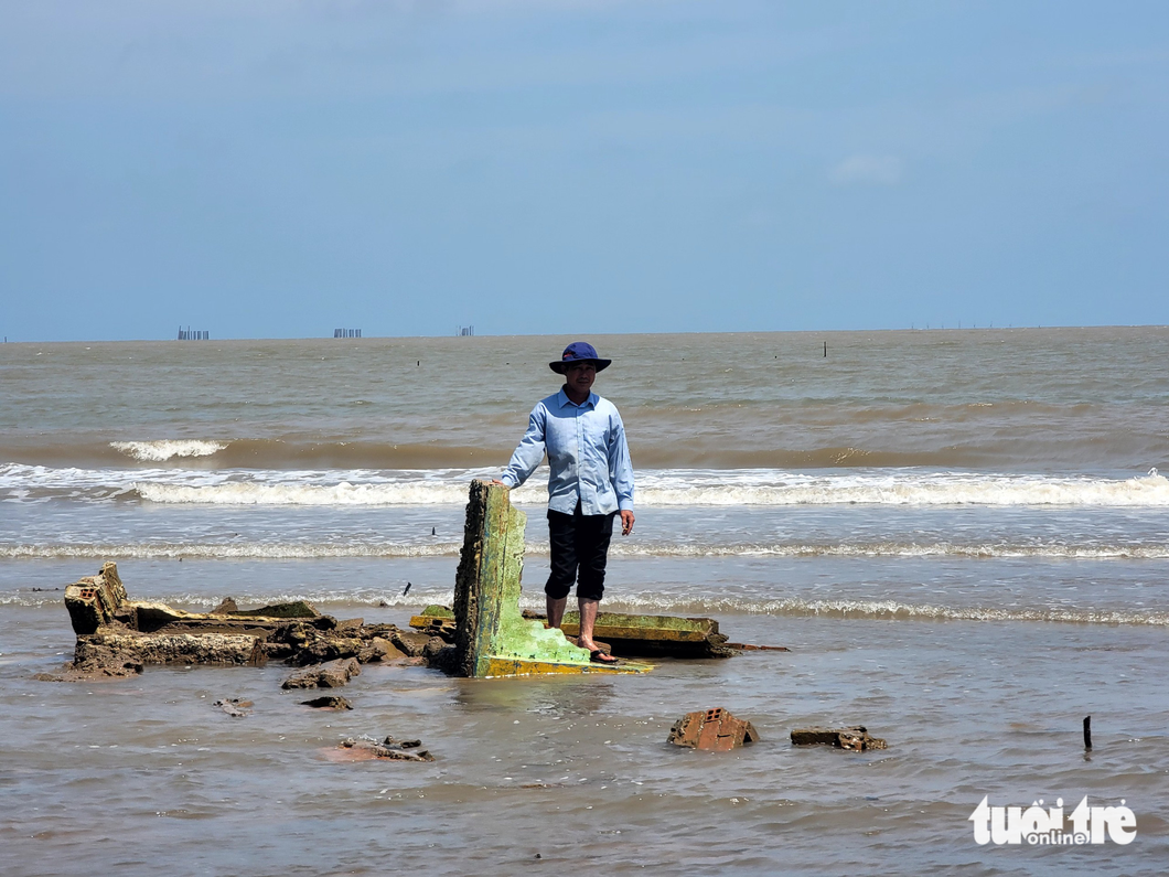 Mỗi năm, cả làng lại phải "chạy lùi" sâu vào đất liền vì biển xâm thực - Ảnh: CHÍ HẠNH