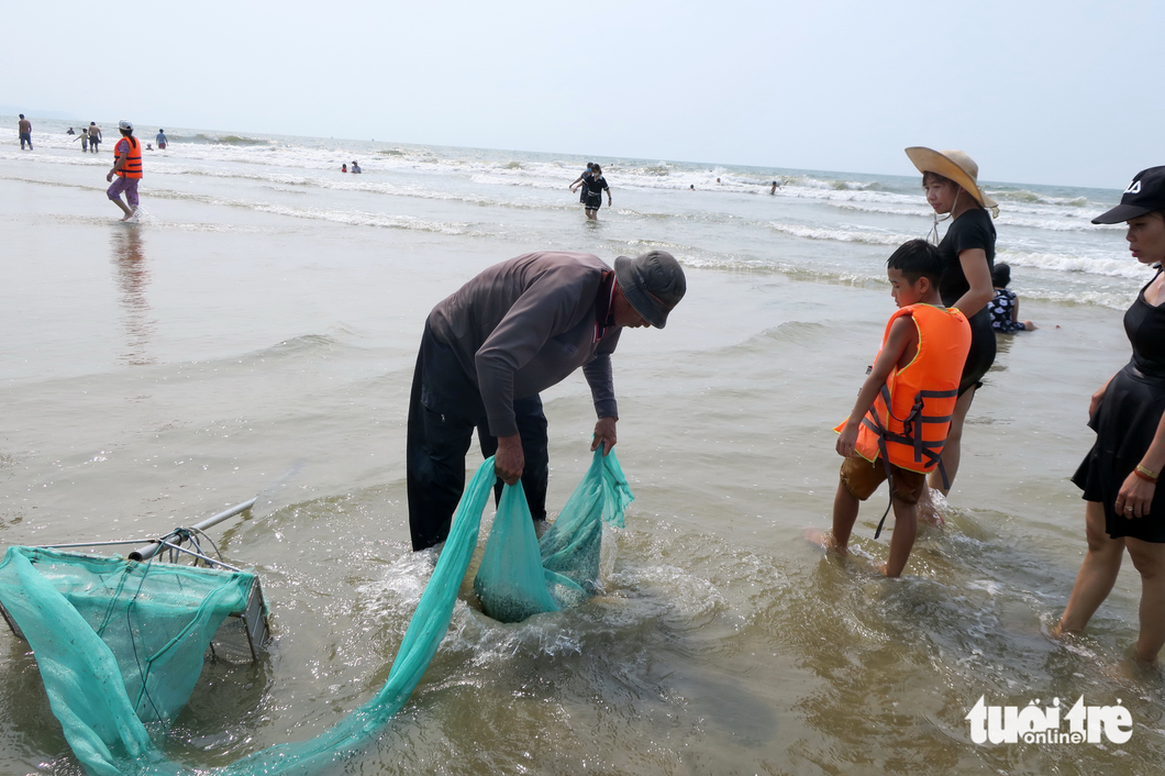 Nghỉ lễ, đến bãi biển hoang sơ ngay gần TP.HCM thưởng thức hải sản - Ảnh 6.