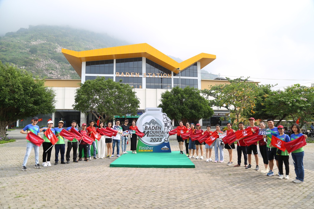 7.000 người tham gia đường chạy huyền thoại Giải marathon núi Bà Đen - Ảnh 3. 7.000 người tham gia đường chạy huyền thoại Giải marathon núi Bà Đen - Ảnh 3.